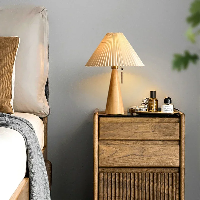Lighting Decor For Bedroom - โคมไฟตั้งโต๊ะแบบจีบย้อนยุค โคมไฟไม้เนื้อแข็งสไตล์นอร์ดิก สำหรับอ่านหนังสือในห้องนอน ตกแต่งบ้าน ใช้หลอดไฟ E27